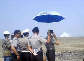 Gunungan Lumpur Lapindo Setinggi 2 Meter Longsor