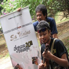 Kelompok Orchestra asal Yogya Ngamen di Taman Ganeca