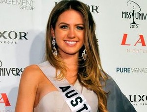 Mantan Miss Universe Australia Terlibat Cuci Mobil Berbikini