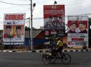 Perang Poster dan Spanduk Antar Calon Ramaikan Pilkada Yogyakarta