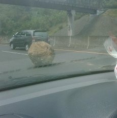 Eh, Batu Sebesar Anak Sapi Menggelinding di Tol Cipularang