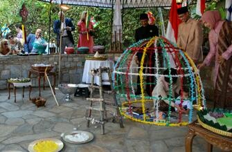 Prosesi Tedhak Siti Pukau Warga Yunani