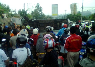 Bus Terguling di Cisarua