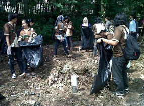 Sambut Hutan Kota Dunia, Ratusan Anak Muda Bebersih Baksil