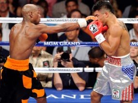 Dicemooh Penonton, Mayweather Jr. Tetap Tak Terkalahkan