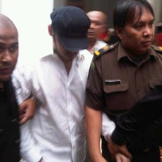  Bertopi Hitam, Suami Siri Malinda Dee Tiba di PN Jaksel