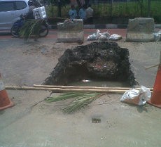 Lubang Besar di Depan Mega Mal Pluit Masih Menganga, Lalin Lancar