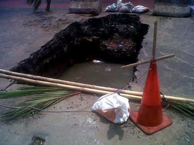Lubang Besar Menganga di Jalan Pluit Indah