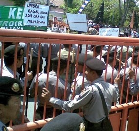 Ribuan Warga Kediri Tuntut DPRD Realisasikan Universitas Brawijaya