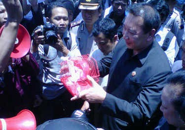 Tuntut Bubarkan Banggar, Mahasiswa Berikan Tikus ke DPRD Jateng