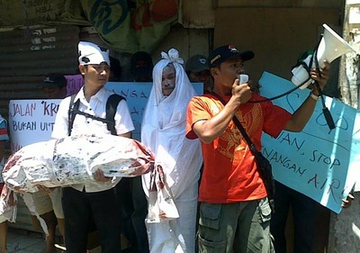 Warga Tambak Asri Demo Proyek Drainase
