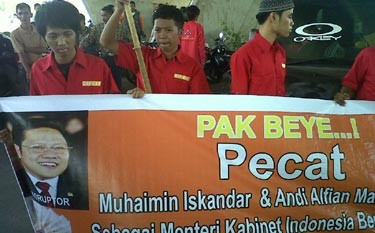 Mahasiswa Makassar Tuntut SBY Pecat Mallarangeng & Muhaimin