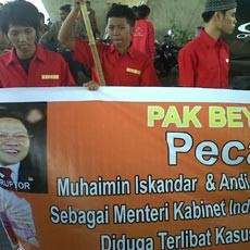 Mahasiswa Makassar Tuntut SBY Pecat Mallarangeng & Muhaimin