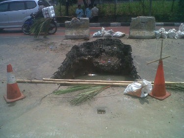 Lubang di Depan Mega Mal Pluit Sudah Diperbaiki