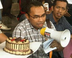 KPK Diberi Kue Tart Perpres SEA Games