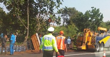  Truk Terguling di KM 7, Tol Jagorawi Arah Jakarta Macet 