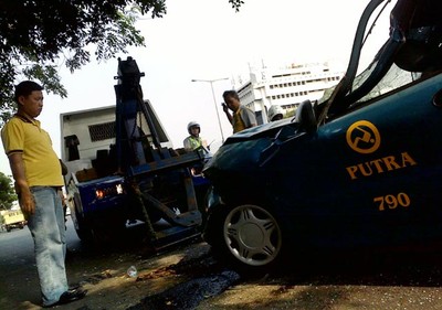 Taksi Seruduk Truk