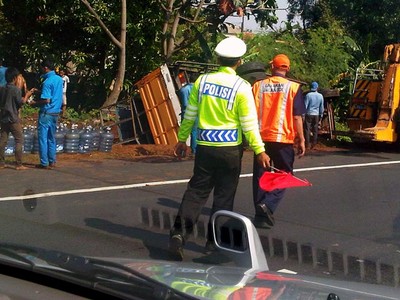 Truk Terguling di Tol Jagorawi
