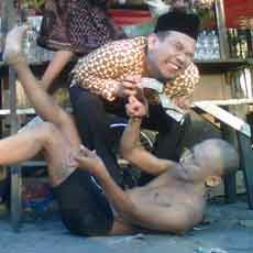 Teater Sendratasik Unesa Sindir Koruptor