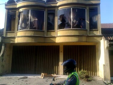 Rumah Tingkat di Garut Tiba-tiba Dirusak Massa