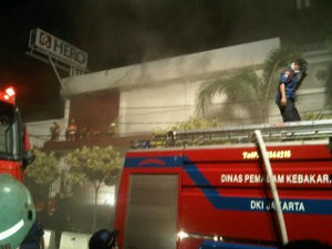 Api di Hero Menteng Padam, Rak & Makanan Hangus Terbakar