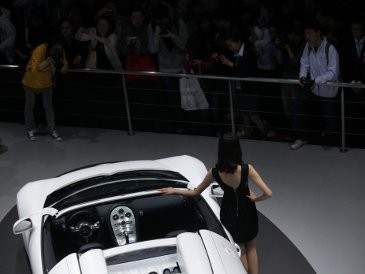 Pria Ngiler Berat Ketika Melihat Mobil Sport