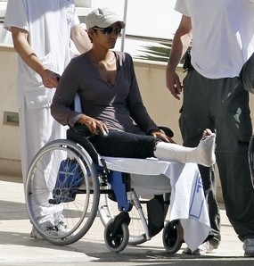 Kaki Halle Berry Patah Saat Syuting di Spanyol