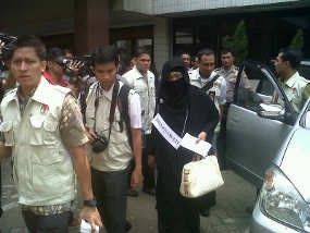  Bercadar Hitam, Dharnawati Ikuti Rekonstruksi KPK