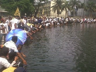  Segaaar! Tiba di Bundaran HI, Petani Ramai-ramai Basuh Muka