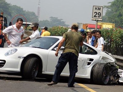Porsche Tabrak APV di Tol Jagorawi KM 29