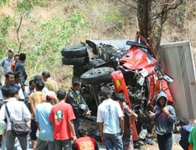 Mobil Box Hantam Pohon, Dua Orang Tewas