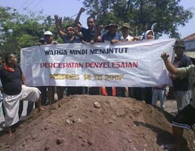 Raya Porong Kembali Dikuasai Korban Lumpur Lapindo