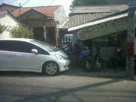 Tabrak Motor & Warteg, Pengemudi Jazz Nyaris Dihajar Massa