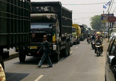 Ada Demo, Jalan Raya Porong Macet