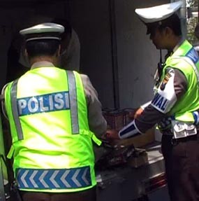 Antisipasi Teror Bom, Polisi Lamongan Razia Mobil Box