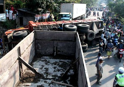 Truk Pengangkut Keramik Terguling