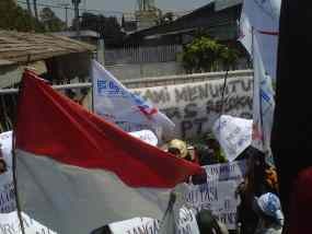 Ribuan Buruh Tuntut Diangkat Jadi Karyawan Tetap