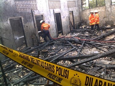 5 Kantin & Gudang SMP 135 Duren Sawit Diamuk Si Jago Merah