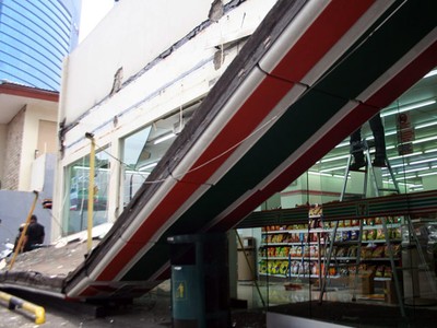 Kanopi 7 Eleven Ambruk