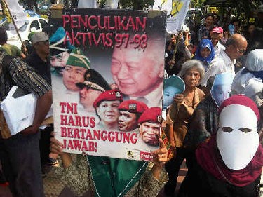 Keluarga Korban Orang Hilang Demo Kantor Kemenko Polhukam