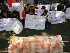 Mahasiswa Tuntut Presiden SBY Turunkan Menteri Bermasalah