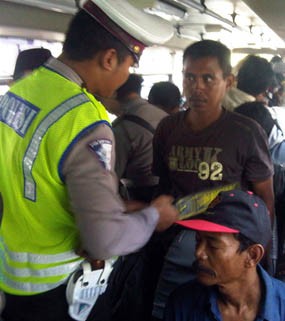Razia Teroris, Polis Hanya dapat Rokok Tanpa Cukai