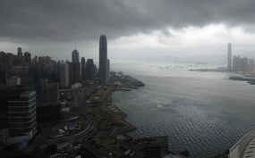 Topan Nesat Hentikan Perdagangan Saham di Hong Kong