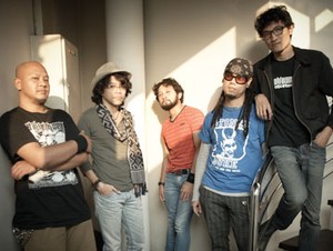 Rock n Roll: Raksasa: Nyalakan Api Semangat