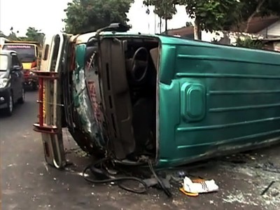Minibus Terguling di Tulungagung