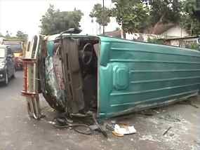 Minibus Terguling, Belasan Penumpang Luka-luka