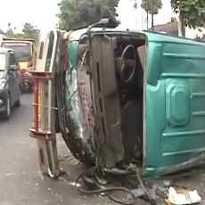 Minibus Terguling, Belasan Penumpang Luka-luka