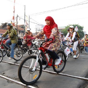 Netty Heryawan Kampanyekan Batik dengan Bersepeda