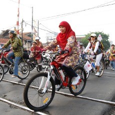 Netty Heryawan Kampanyekan Batik dengan Bersepeda
