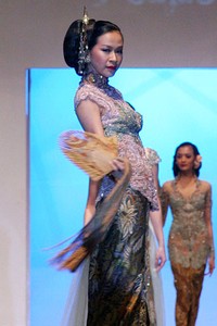 Anne Avantie Indonesia: Global Home of Batik. World Batik Summit 2011 at Jakarta Convention Center. Senayan. Jakarta. [Foto: Mohammad Abduh/Wolipop]